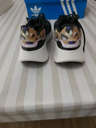 Zapatillas Adidas Negras y Multicolor