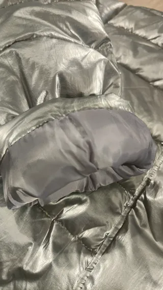 Chaqueta acolchada plateada