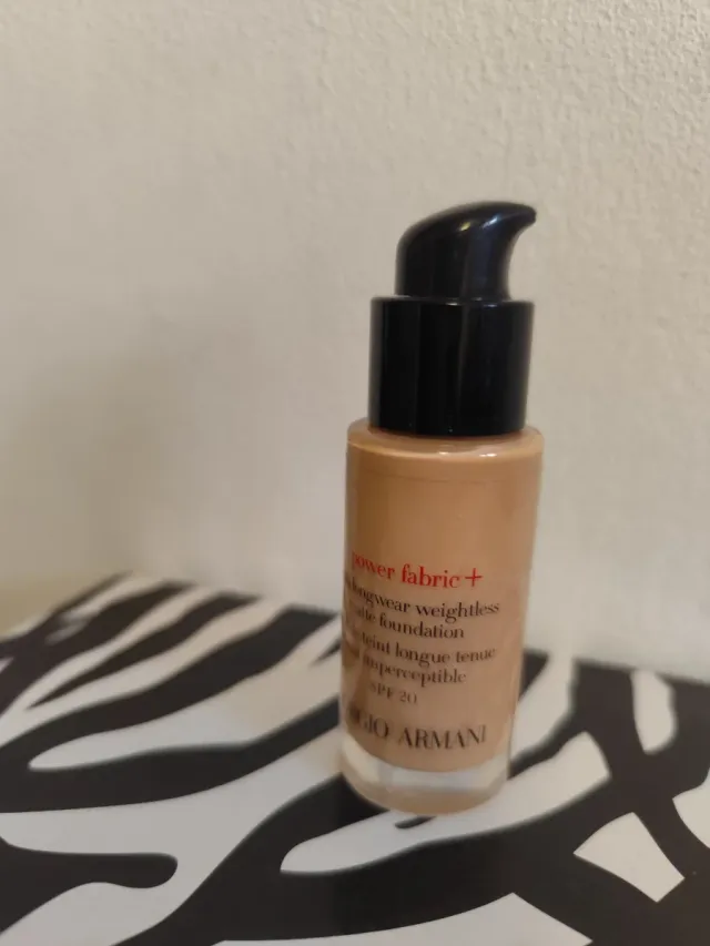 Giorgio Armani Power Fabric, Base Beige SPF 20