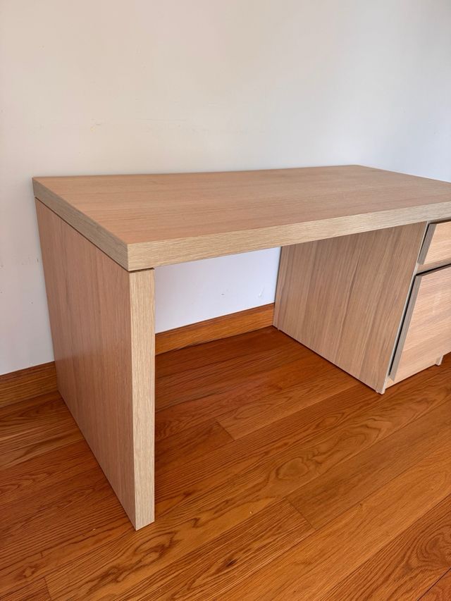 Escritorio grande madera clara