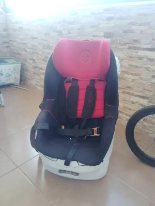 Silla de coche infantil rosa y negra