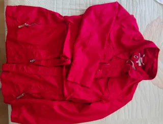 Chaqueta roja con cinturón