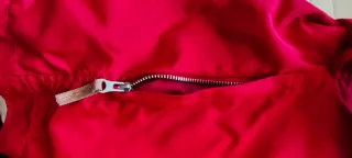 Chaqueta roja con cinturón