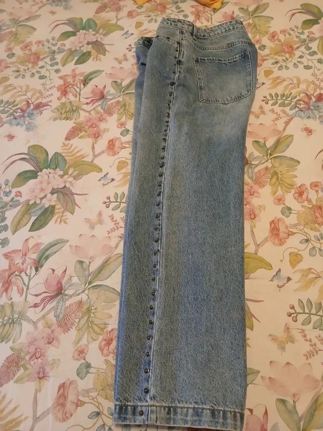 Pantalón vaquero ancho con tachuelas