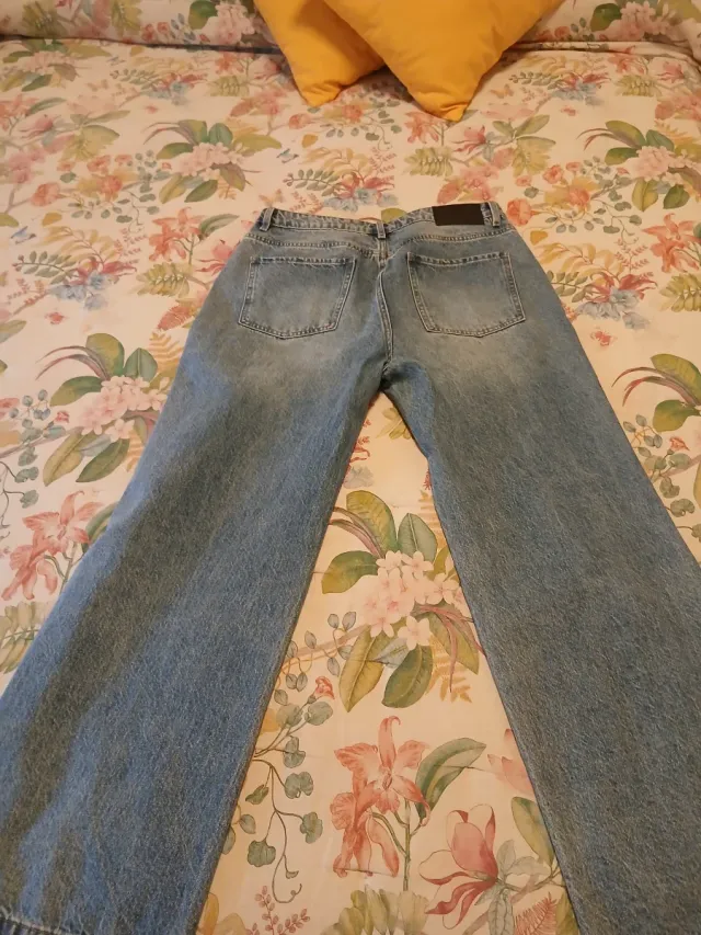 Pantalón vaquero ancho con tachuelas