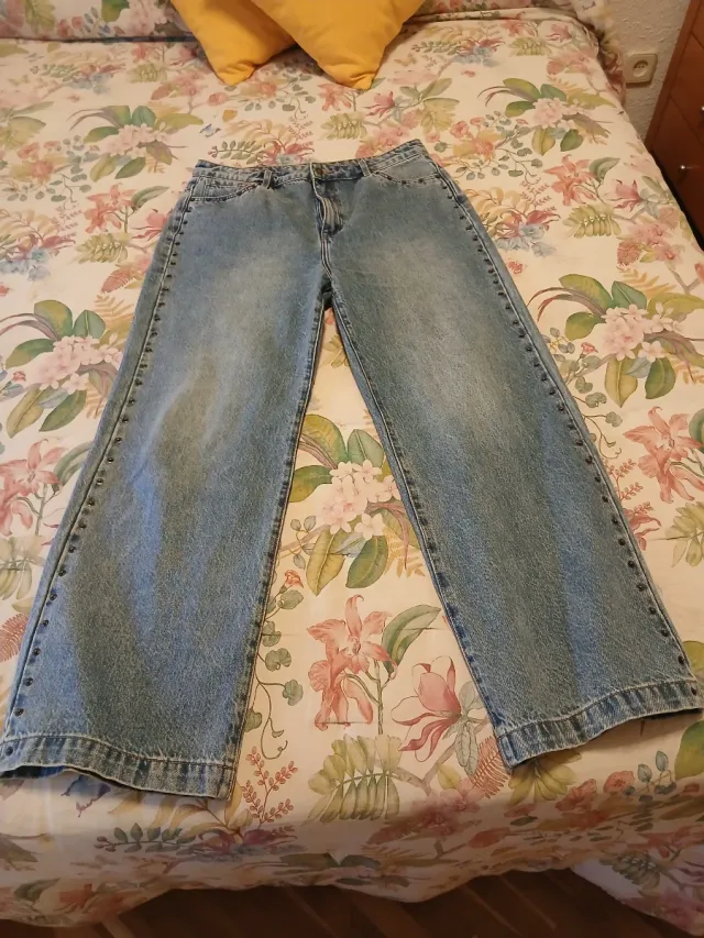 Pantalón vaquero ancho con tachuelas