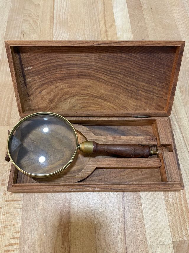 Lupa de madera para decoración
