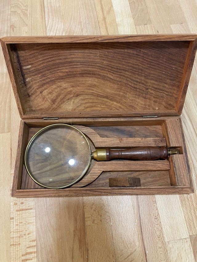 Lupa de madera para decoración