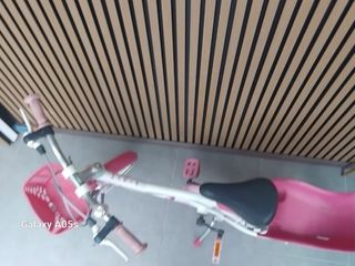 Bicicleta infantil rosa y blanca