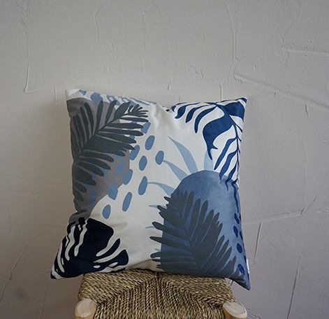 Almofada decorativa com folhas azuis