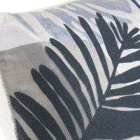 Almofada decorativa com folhas azuis