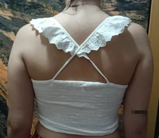 Top blanco con tirantes y volantes