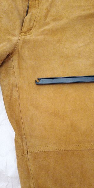 Pantalón vintage de ante.Massimo Dutti T.36