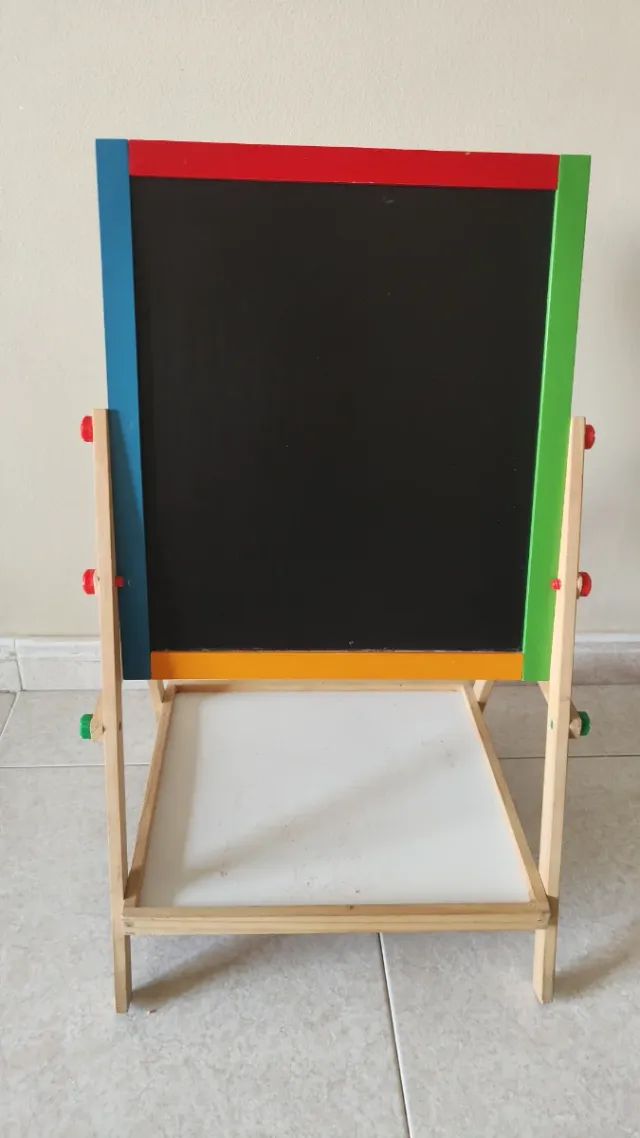 Pizarra infantil de madera con marco de colores