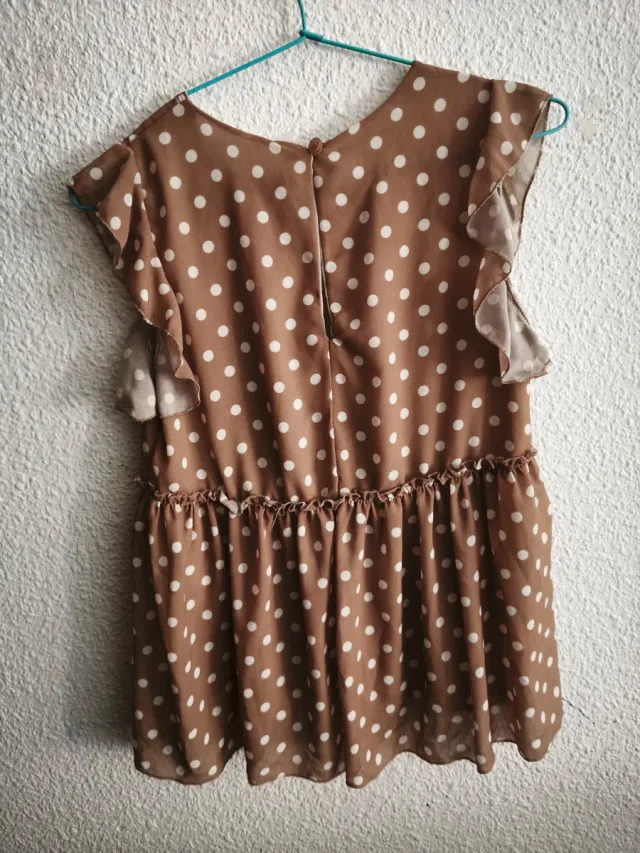 Blusa sin mangas marrón lunares blancos