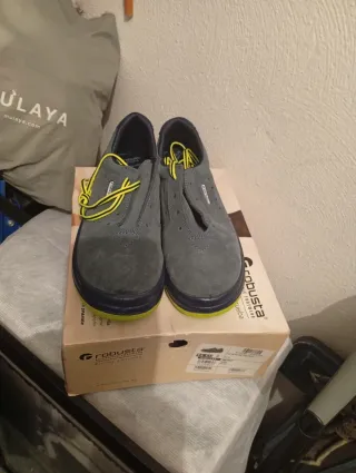 Zapatos de seguridad Robusta grises.
