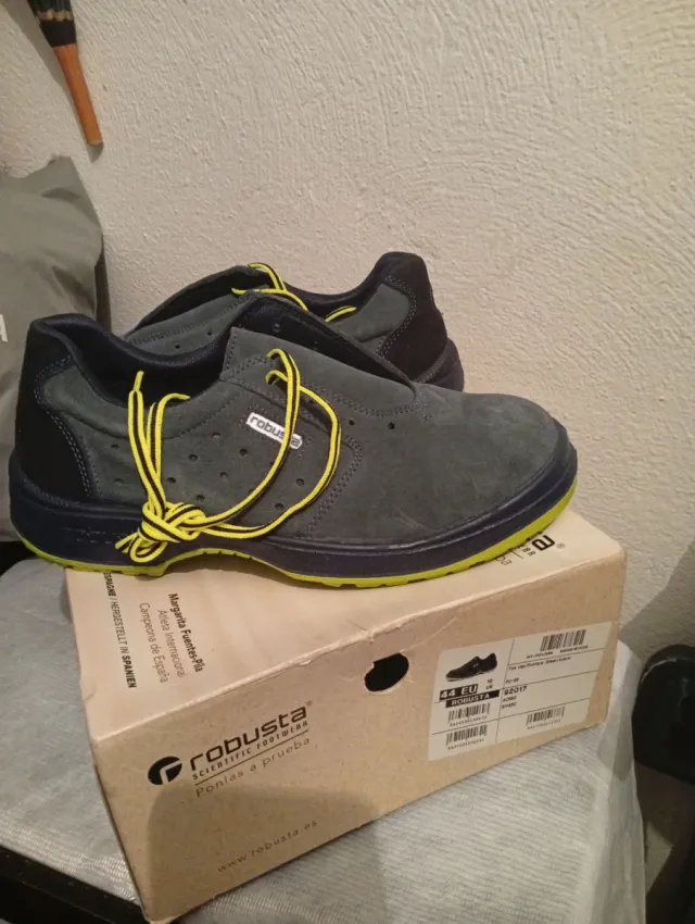 Zapatos de seguridad Robusta grises.
