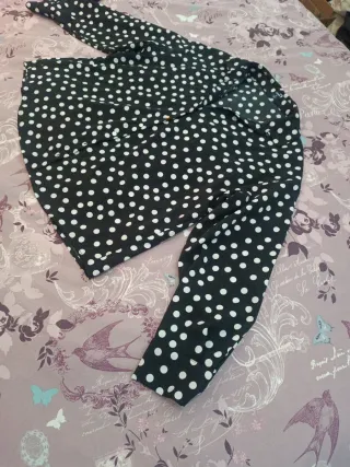 Blusa de topos negra talla M