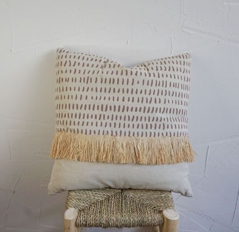 Almofada bege com franjas de ráfia