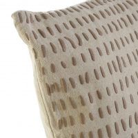 Almofada bege com franjas de ráfia