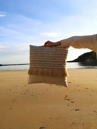 Cojín beige con flecos de rafia