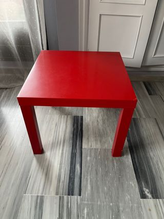 Mesita auxiliar roja Ikea