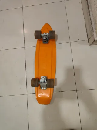 Monopatín naranja