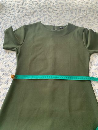 Vestido Zara cuello redondo verde oliva