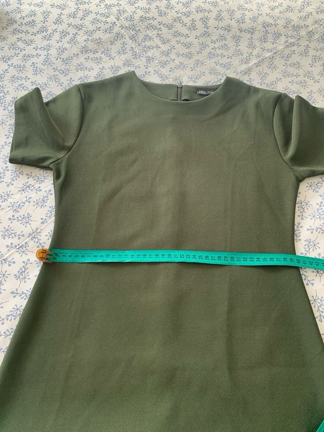 Vestido Zara cuello redondo verde oliva