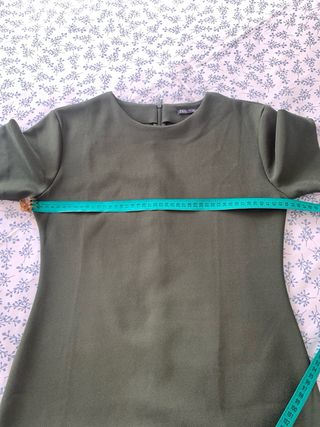 Vestido Zara cuello redondo verde oliva