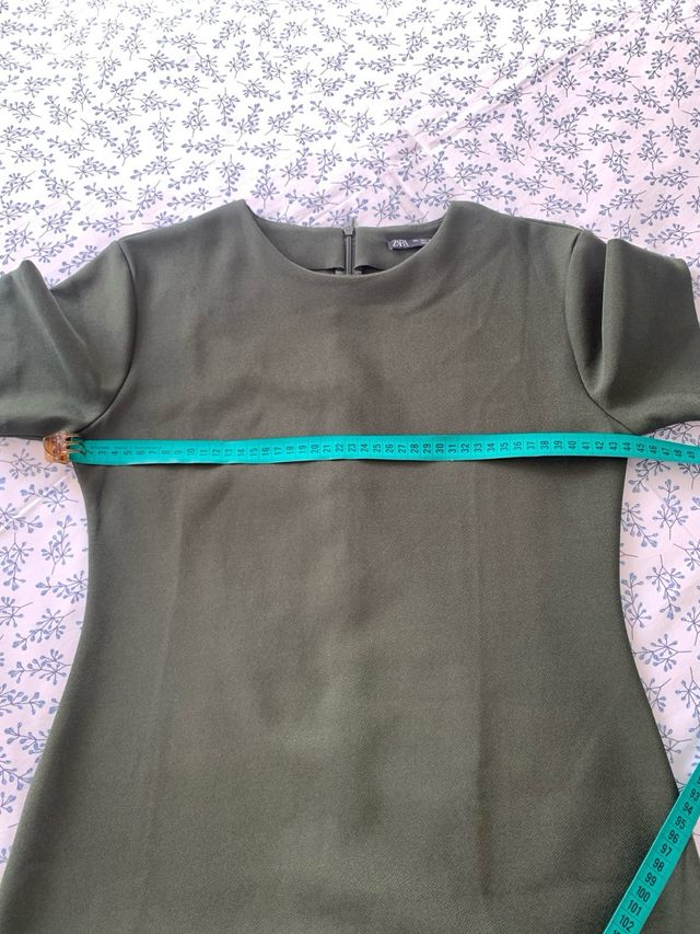 Vestido Zara cuello redondo verde oliva