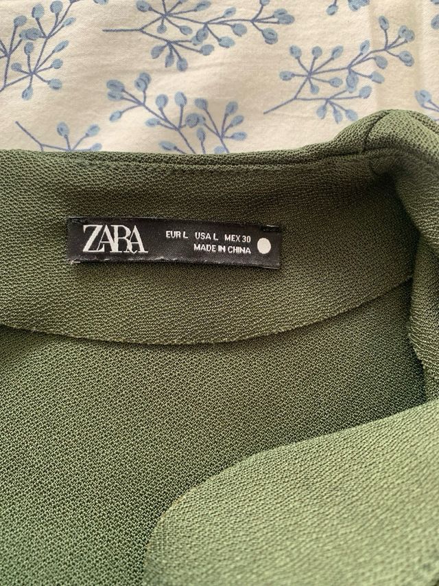 Vestido Zara cuello redondo verde oliva