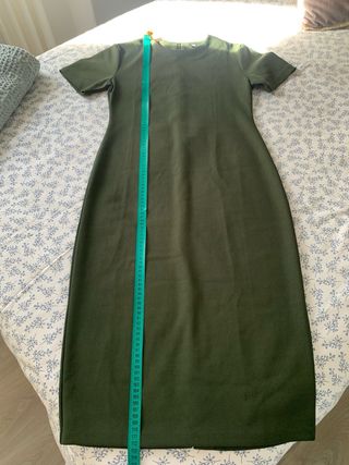 Vestido Zara cuello redondo verde oliva