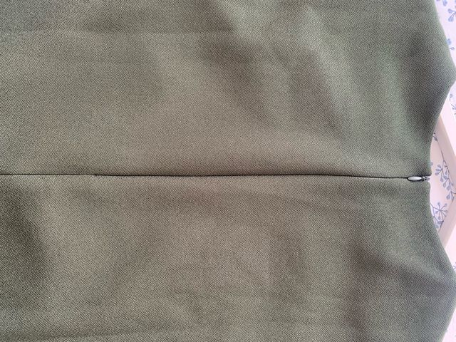 Vestido Zara cuello redondo verde oliva