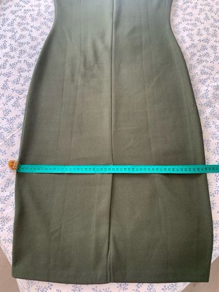 Vestido Zara cuello redondo verde oliva