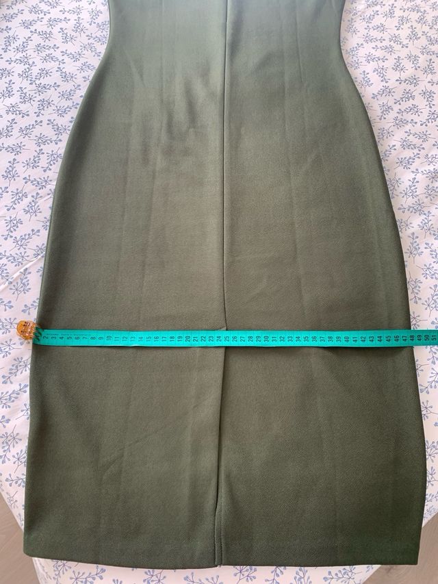 Vestido Zara cuello redondo verde oliva