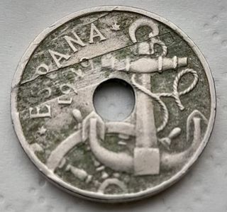 Moneda antigua con agujero central