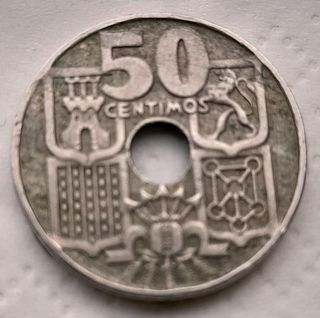 Moneda antigua con agujero central