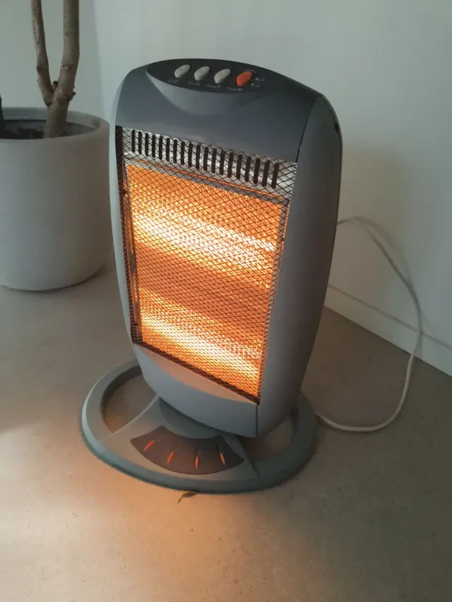 Stufa elettrica alogena a piantana 1200W
