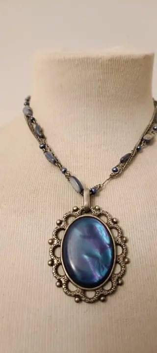 Collar antiguo plateado con colgante azul