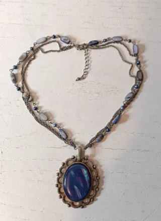 Collar antiguo plateado con colgante azul