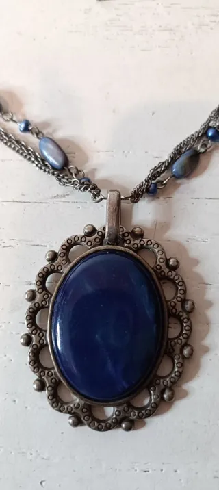 Collar antiguo plateado con colgante azul