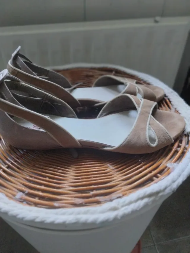 Sandalias planas piel beige talla 37