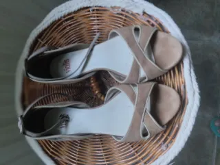 Sandalias planas piel beige talla 37