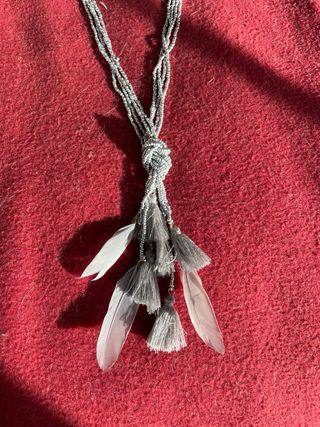 Collar bisutería con plumas