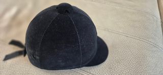 Casco de equitación de terciopelo negro.