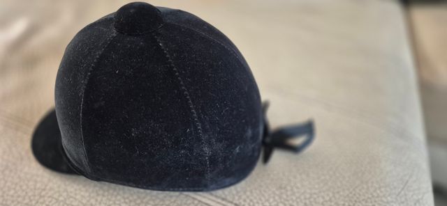 Casco de equitación negro ajustable