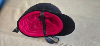 Casco de equitación de terciopelo negro.