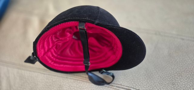 Casco de equitación negro ajustable