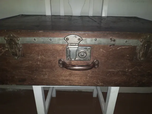 Maleta antigua de madera